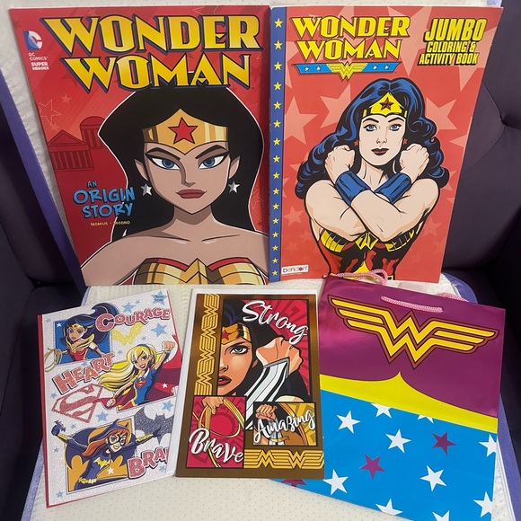 DC Comics Wonder Woman Party Supplies Set - Picture 2 of 7